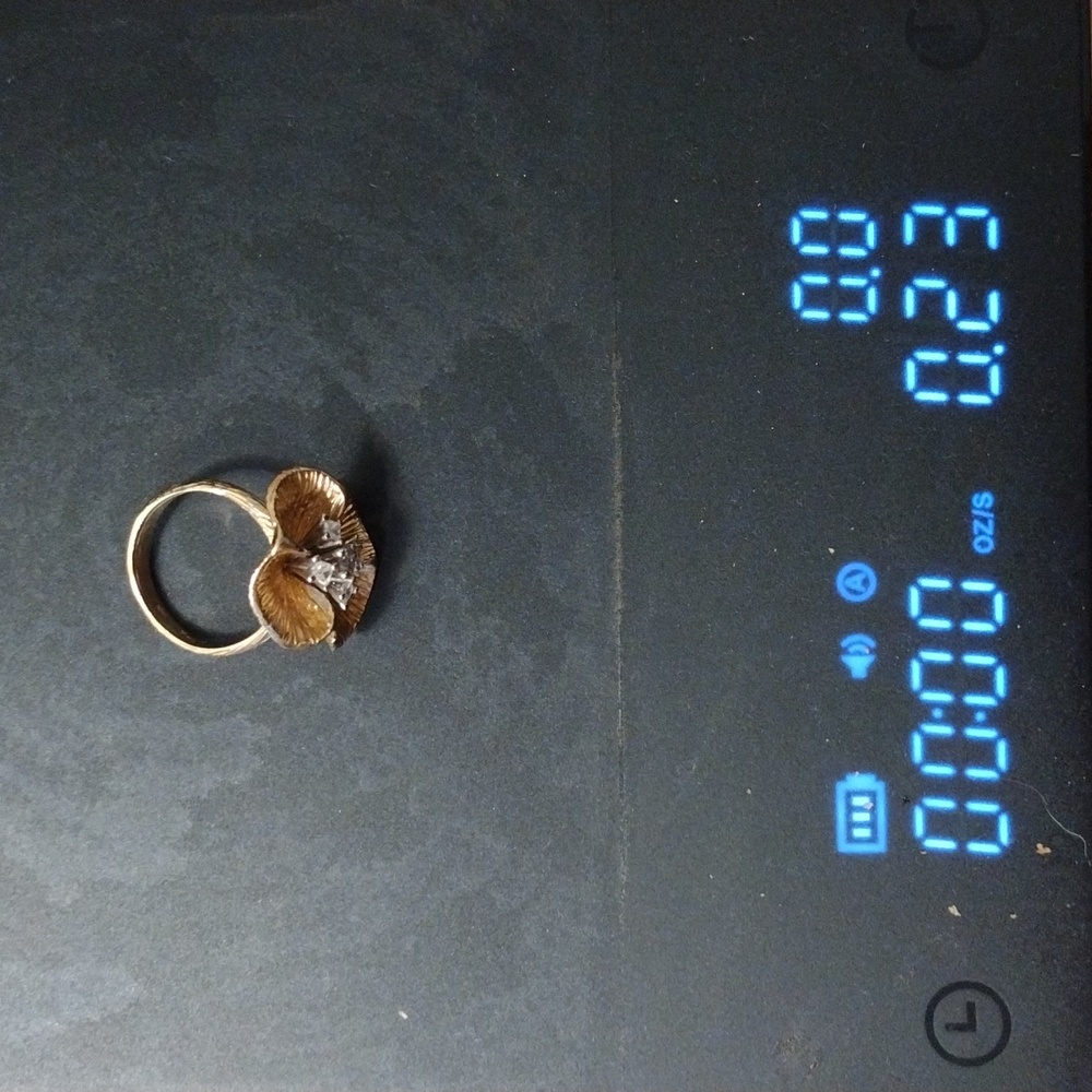 14K Gold Flower Ring with Diamonds - Picture 5 of 5
